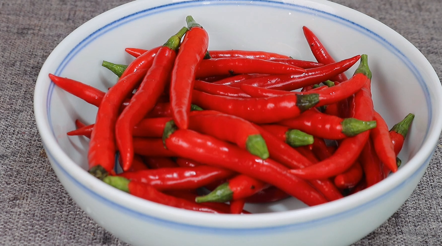 趁小米椒便宜，教你2个保存妙招，放一年不坏，实用又划算