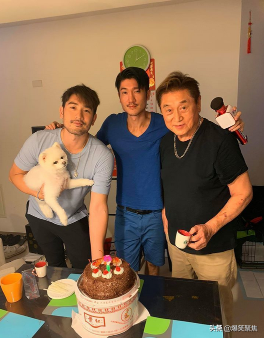 高以翔二哥晒去年生日与弟弟合照：最温暖的生日