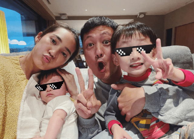 余文乐罕晒与女儿合照，28周早产妹妹长势喜人，全身肉嘟嘟萌翻