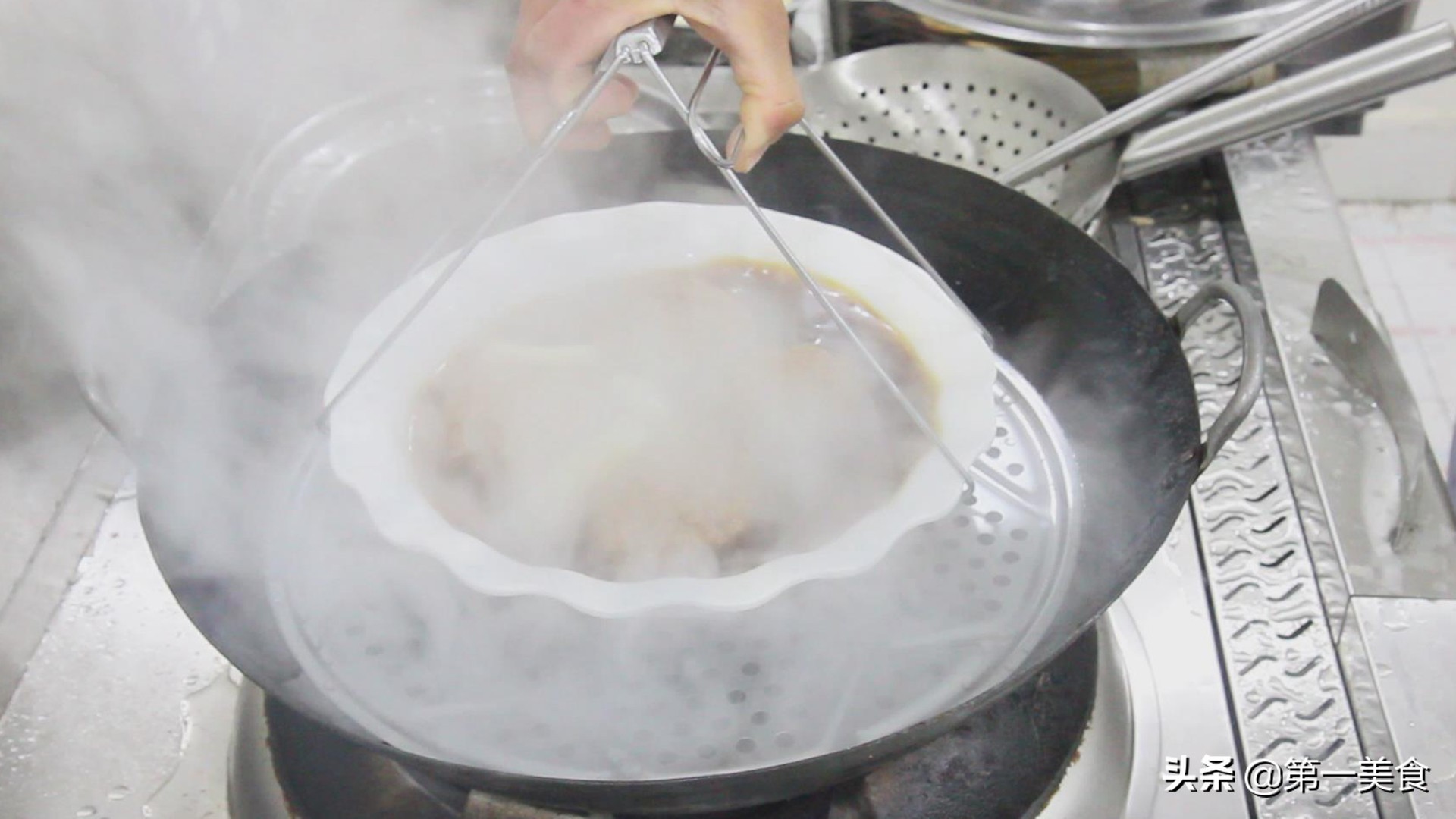 圖片[11]-大廚用肉和蓮藕 做一道清蒸獅子頭 營養(yǎng)豐富 軟糯入味-起舞食譜網