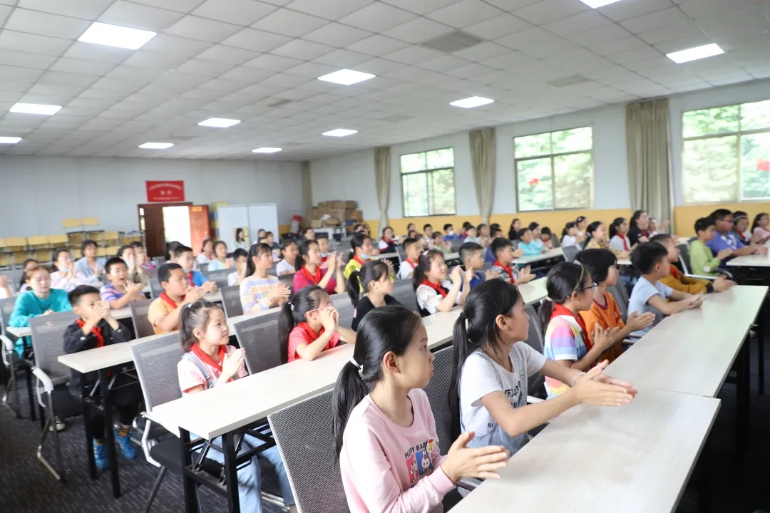 争做优秀学生干部——煎茶小学校长进课堂