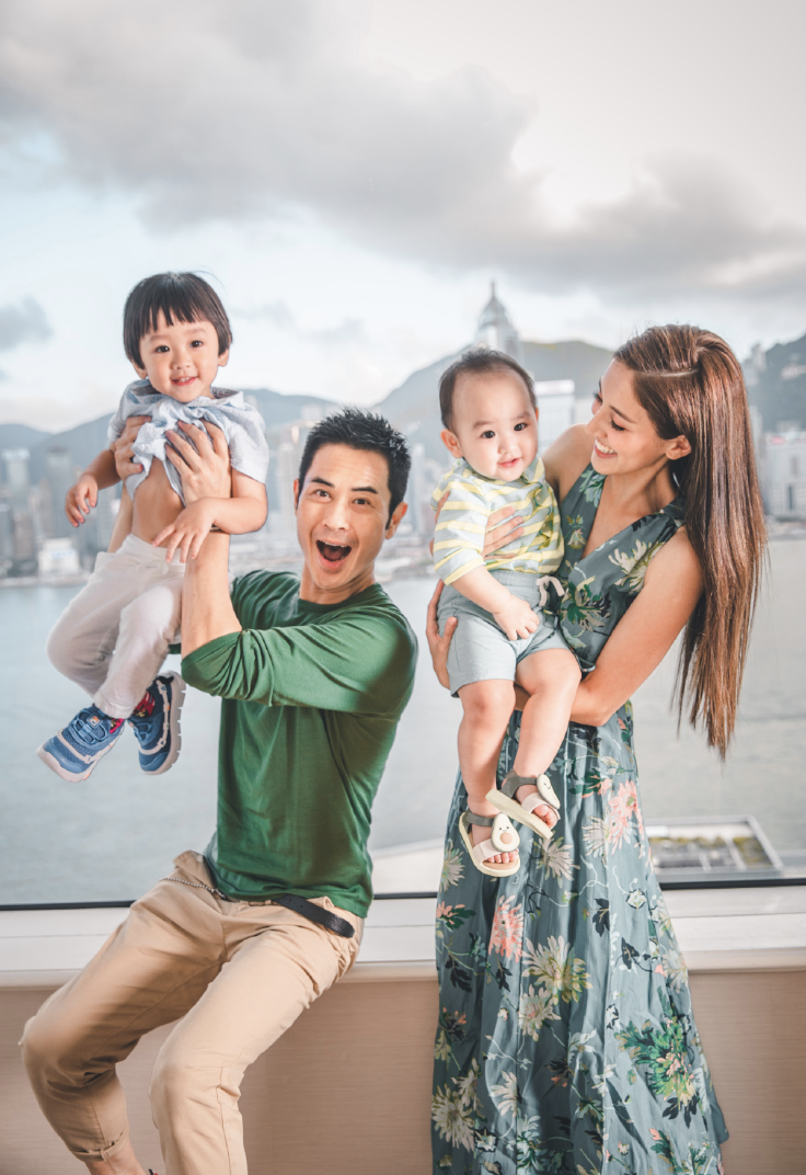 郑嘉颖小22岁娇妻陈凯琳晒生活日常庆生，一家四口泳池玩水超幸福