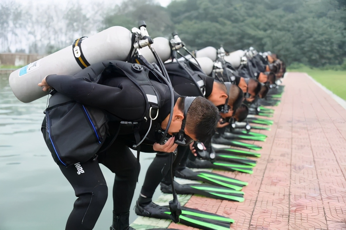 第71集团军“海鲨”特战旅：深海蛙人，霸气水下突击！