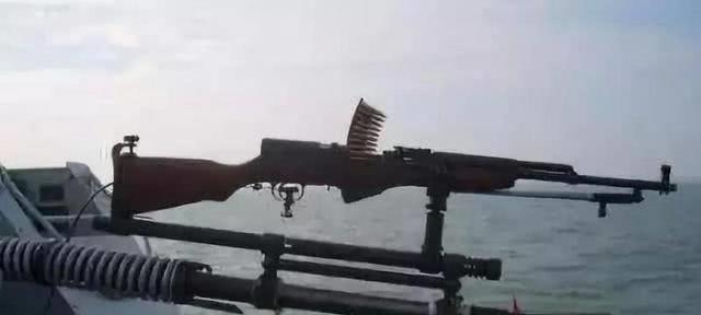 解放军火炮上绑个95步枪干啥？“贫穷”创造出太多土法子