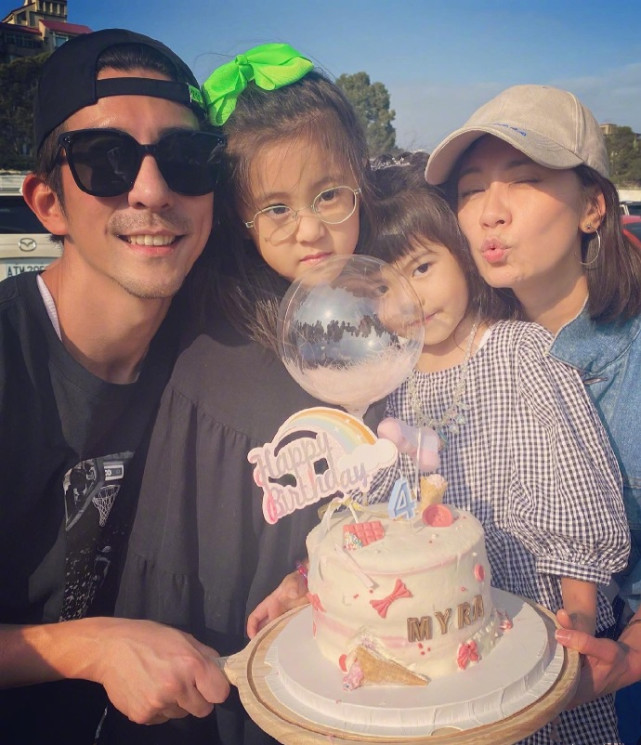 可爱到犯规！贾静雯晒俩女儿自画像，咘咘波妞抽象画功被妈妈调侃