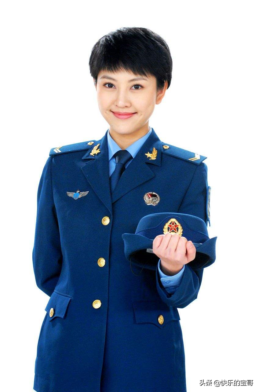 不愛紅裝愛武裝，女明星的軍裝照，哪一個是你心中的氣質女
