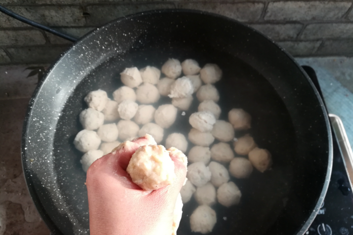 孩子想吃鱼丸，别总买着吃，自己做干净卫生，没有添加更健康