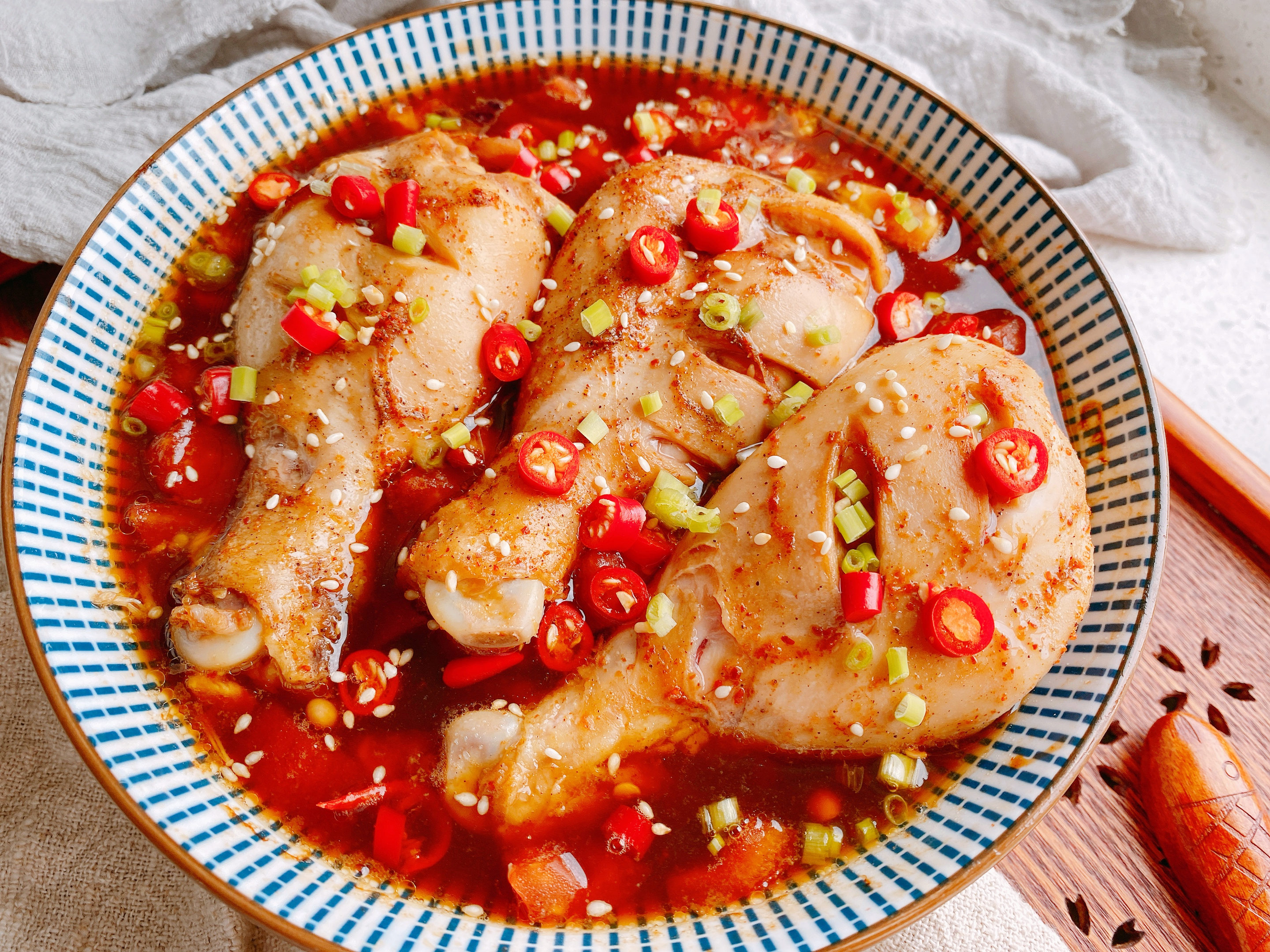 无水无油的蒸鸡腿，掌握1个秘诀，低脂低热量，鲜嫩多汁超好吃