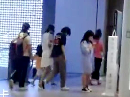 偶遇汪峰夫婦帶孩子用餐，章子怡跟小蘋果形影不離，母女關係親密