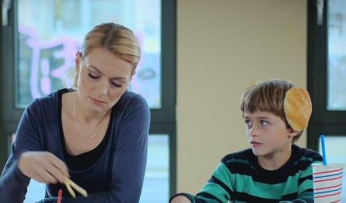 从唱歌被骗钱，到半个娱乐圈给他配戏，大鹏背后究竟有什么人？