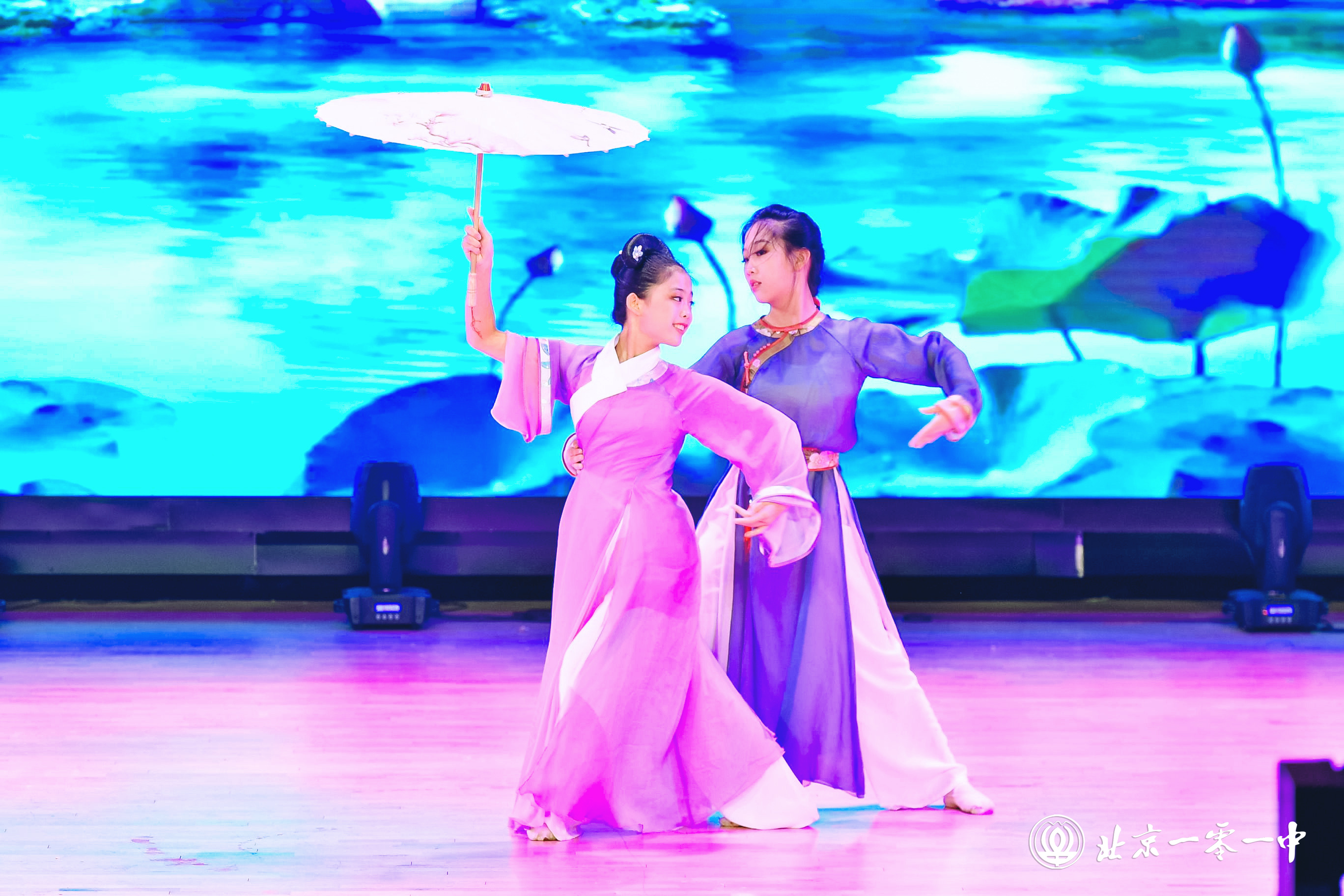 “双减”释放校园活力 北京一零一中学生自导自演舞台剧