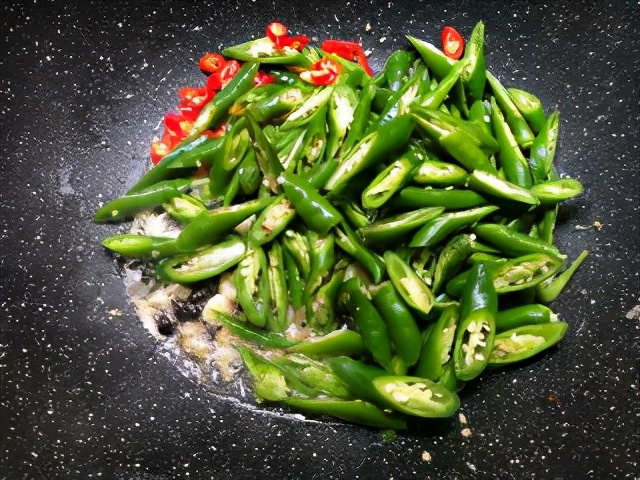 Many people make mistakes in the small farm pork, the chef teaches you the correct method, it is spicy and delicious.