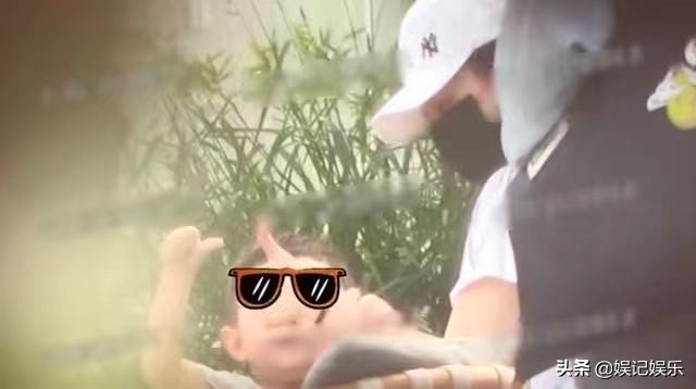 赵丽颖送儿子回冯绍峰住处，两人离婚后相处融洽，至今不舍换情头