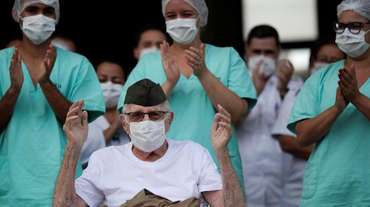 每天埋100人！巴西疫情难控，挖万人坑，实际感