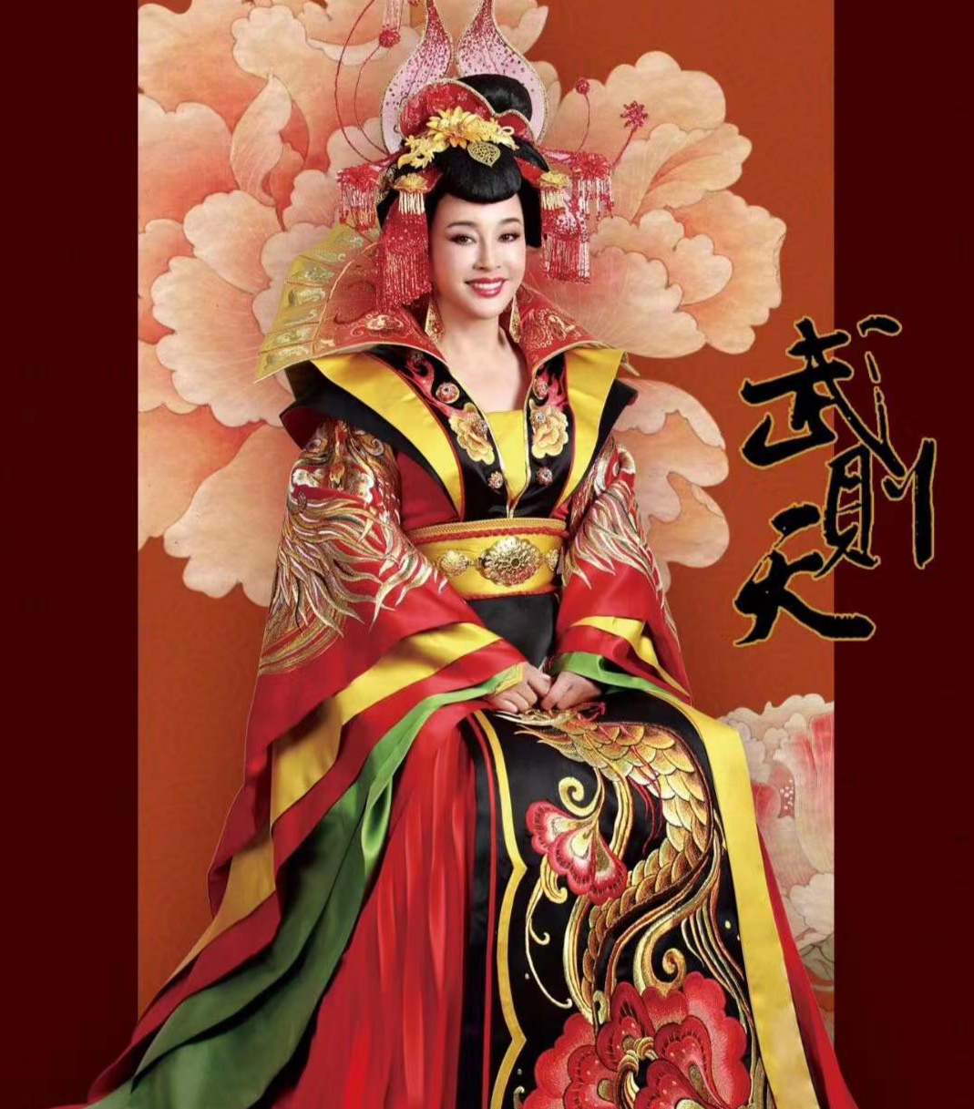 65岁刘晓庆裹羽绒服仍显好身材，皮肤紧致，却被嘲似戴硅胶面具