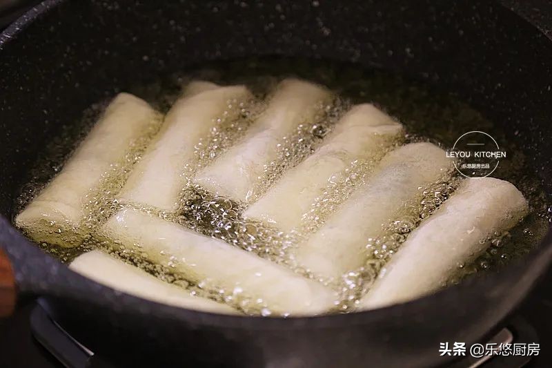 立春吃春捲，我有妙招，用一把刷子，幾秒做一張春捲皮，簡單省事