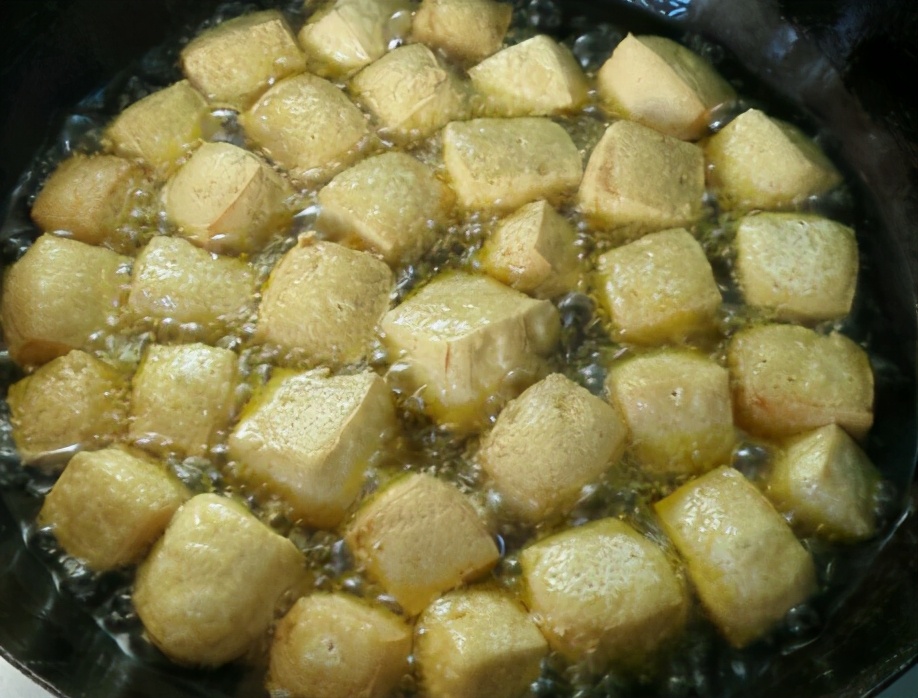 图片[5]-炸豆腐泡的技巧 直接炸还是裹面粉？大厨：做对了金黄酥脆鼓大-起舞食谱网