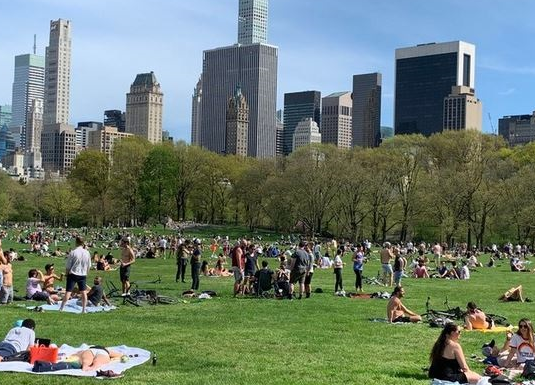 1万多美国人白死了！纽约天气转好，数万人涌入