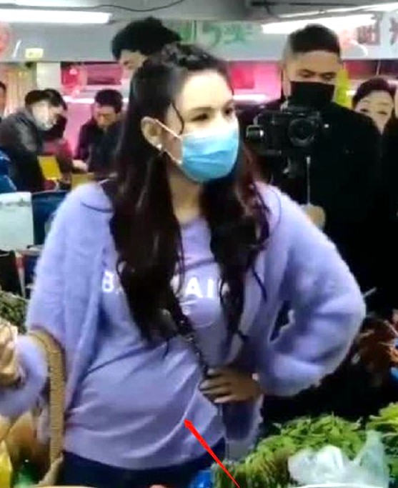 張柏芝逛超市被路人認出，穿極其寬鬆的外套都無法掩飾隆起的腹部