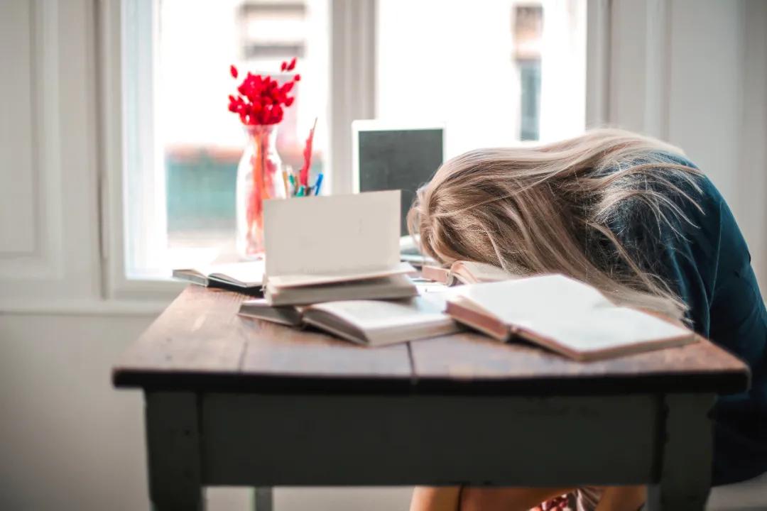 睡前喝酒能提高睡眠质量？老年人睡不好，不妨吃这些食物试试