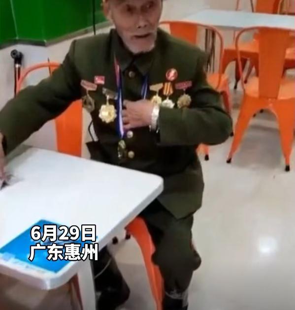 抗战老兵为战友扫墓，路上用餐店主坚决不收钱：胸前全是勋章