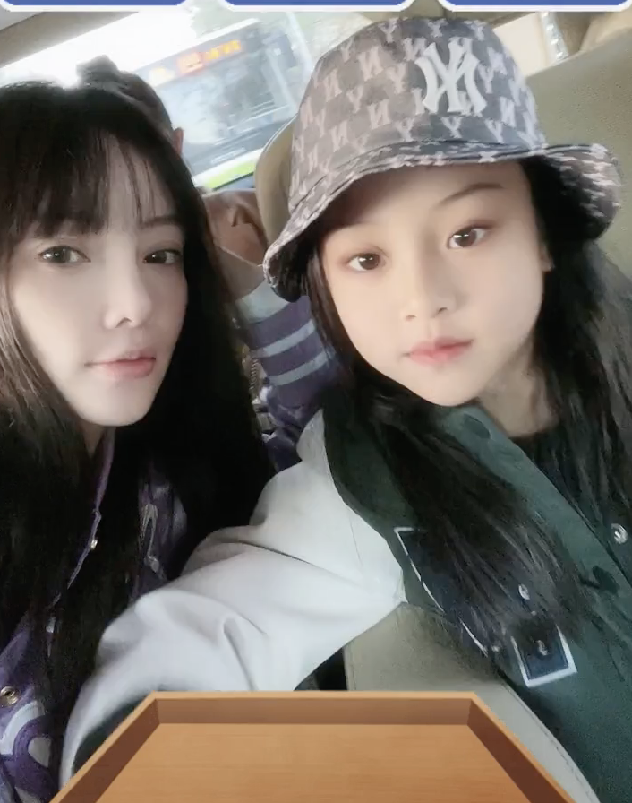 李小璐曬與女兒同框，甜馨戴漁夫帽文靜淑女，越來越有女神範兒