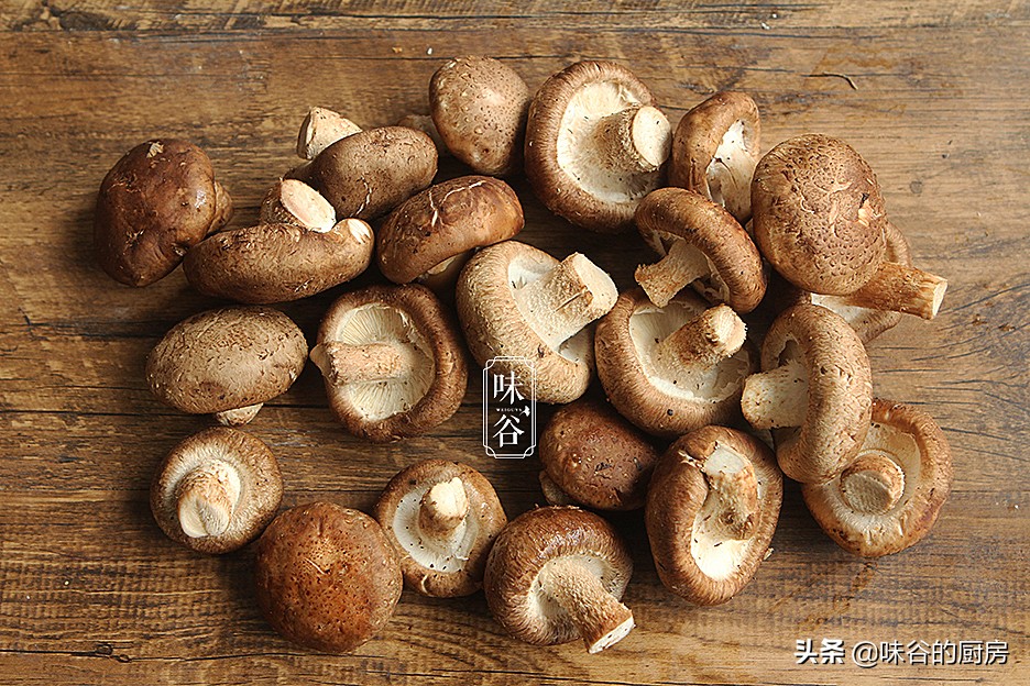 买香菇时，干香菇和鲜香菇哪个才好？原来差别可大呢，别再买错了