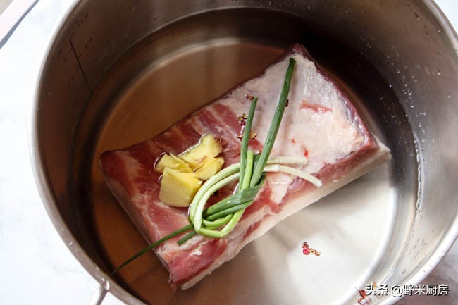 脆皮五花肉怎麼做好吃？ ,學會這招，皮脆肉嫩真過癮