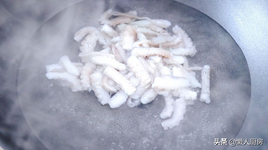 這是爆炒八爪魚的做法，水沸焯水就錯了，教你一招，吃起來不老