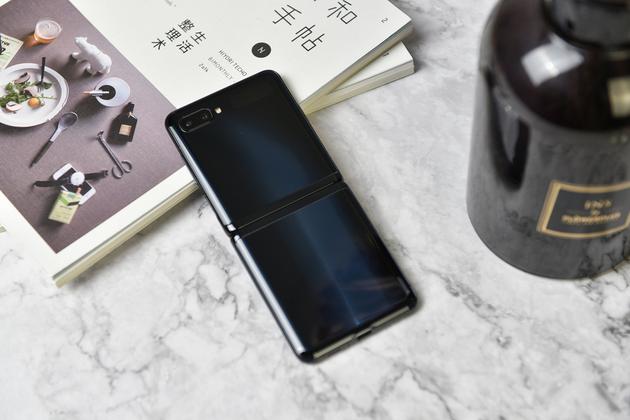 三星产生了一款“翻盖式”折叠手机Galaxy Z Flip