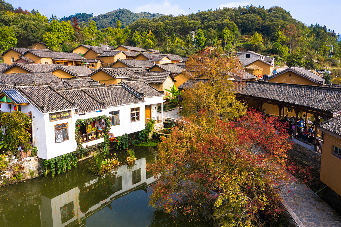 中國(guó)鄉(xiāng)村旅游新殺出一匹“黑馬”，人們都往這跑，深秋旅游真火爆