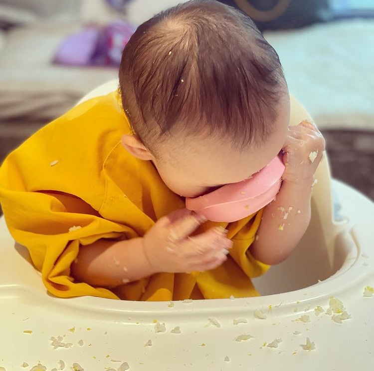 林峰老婆晒女儿萌照，10个月大“格格宝”自主干饭，模样超可爱