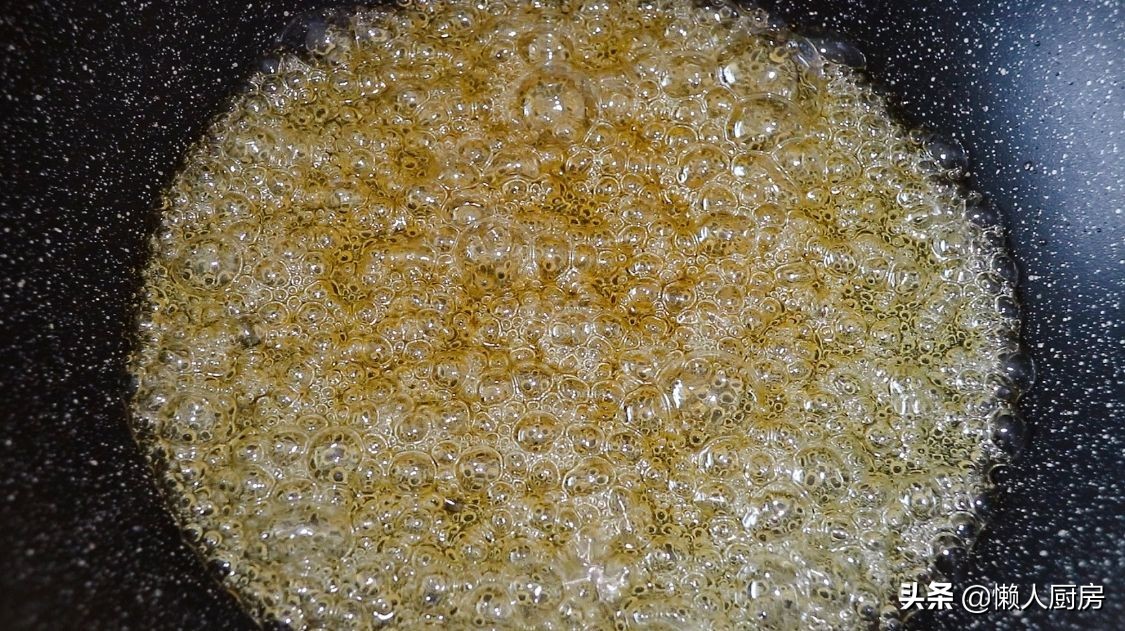 做糖葫蘆時，注意2點，做出來的糖葫蘆不黏牙，不粘手，不反沙