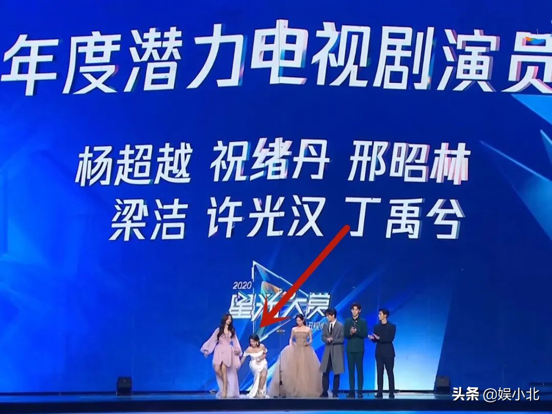 De Yunnan group appears on the stage to receive award, be born forcedly however unripe become group of mouth cross talk, fine number starlight enjoys interesting moment greatly