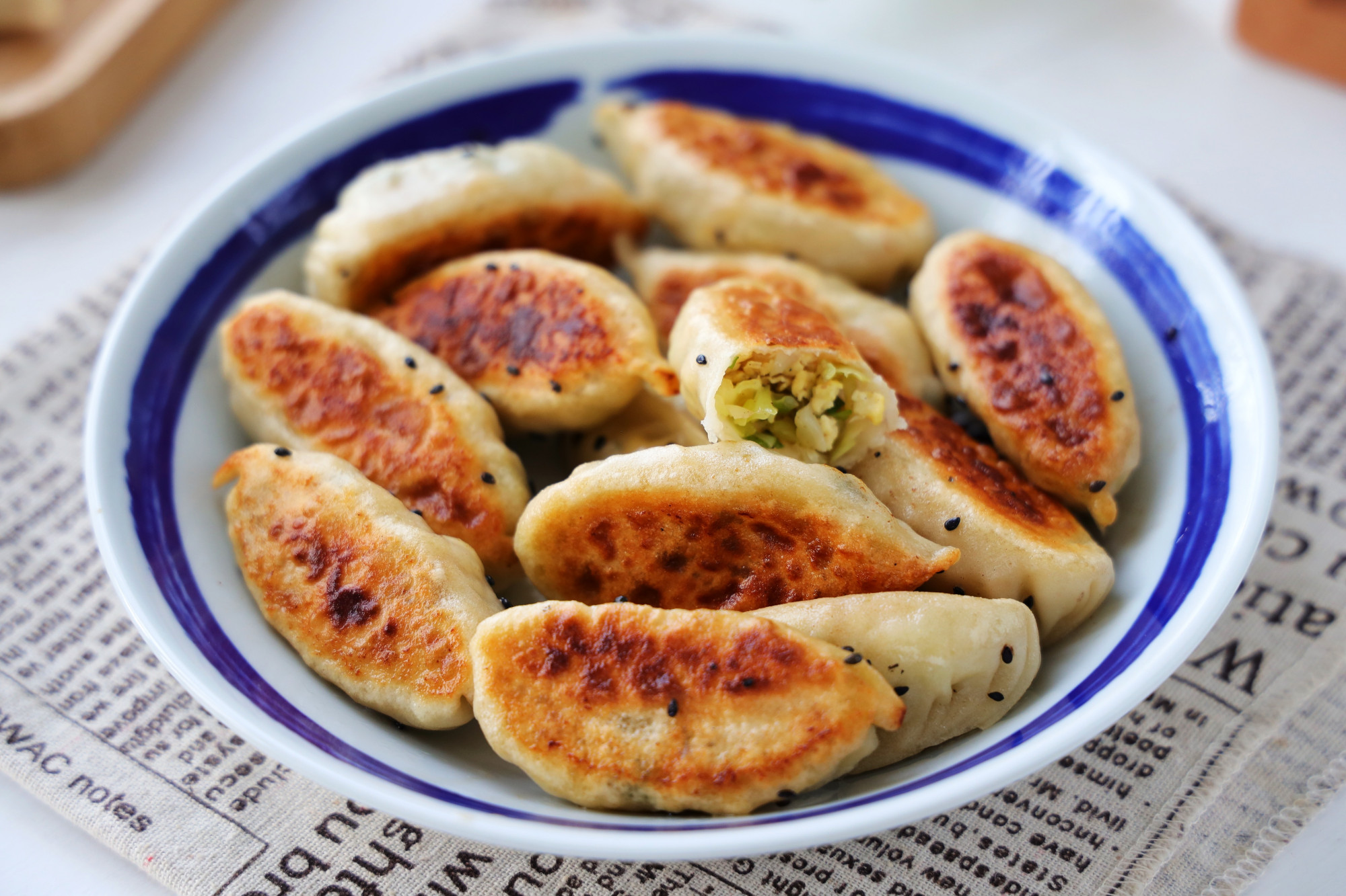 包菜還可以這樣吃，皮薄餡大，金黃酥脆，一人吃一盤都不膩，香