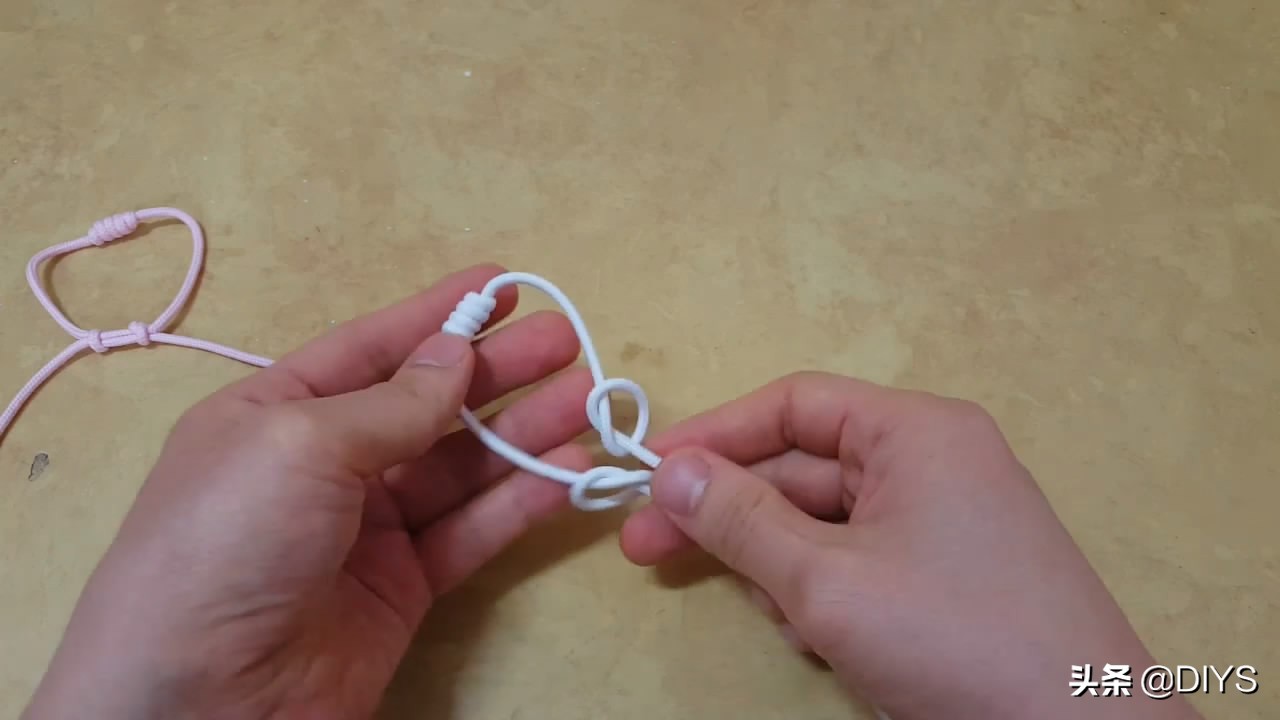 看看如何编抽拉式的手绳,步骤详细,简单易学!