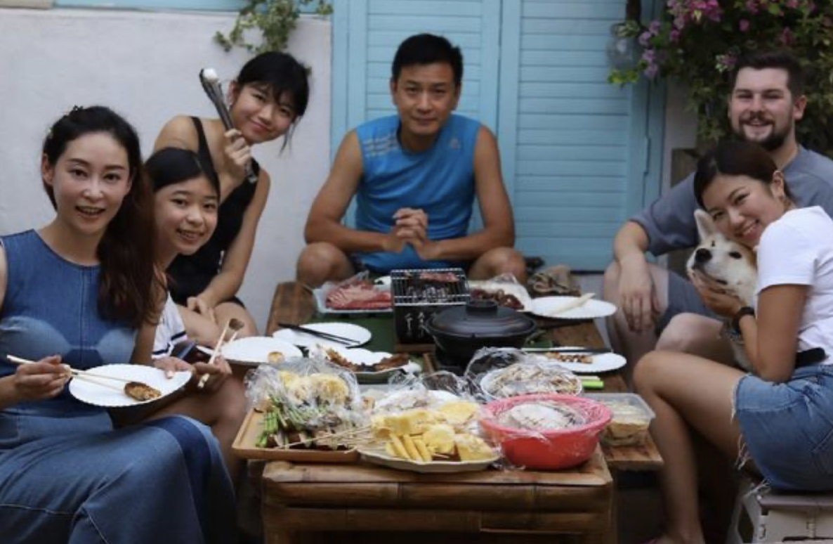 杨怡姐姐晒全家福庆祝女儿毕业，俩继女罕见出镜，一家人感情融洽