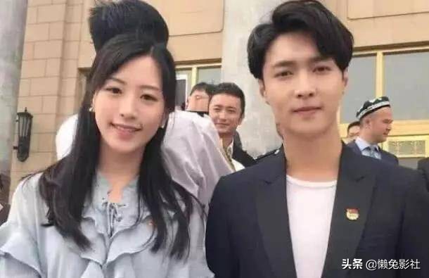 人民大会堂不准化妆。所有明星都是素颜形状。