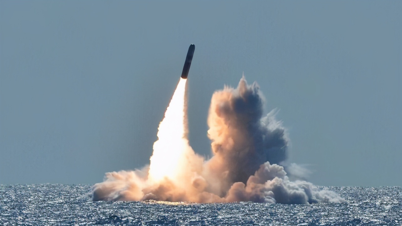 中国幸亏没有自废武功！英国宣布猛增核弹头数