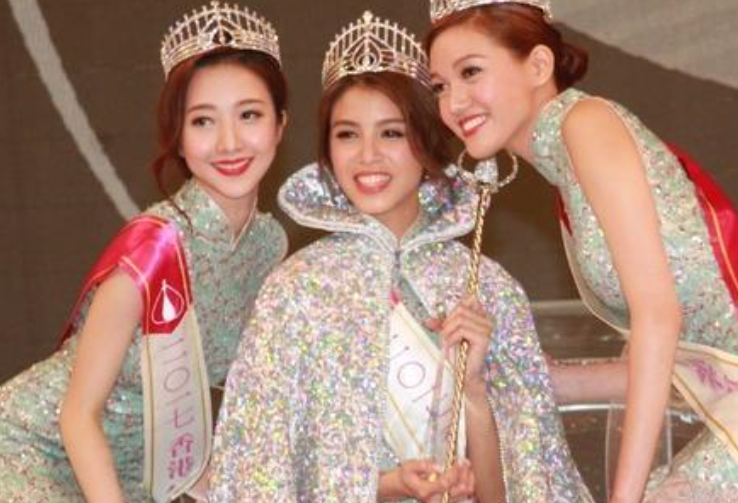 "最丑港姐冠军"晒素颜照，身材火辣，颜