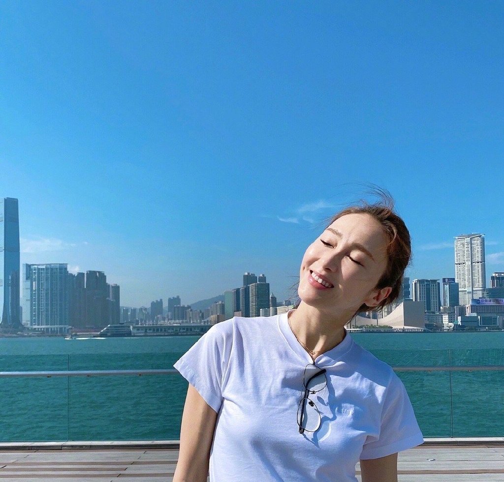 49岁黎姿晒性感美照，生四个子后依旧性感撩人，