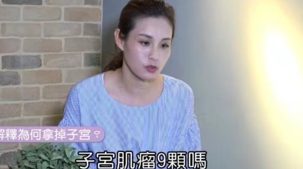 刘畊宏用蜻蜓逗女儿，小泡芙害怕直摇头，长发飘飘颜值高
