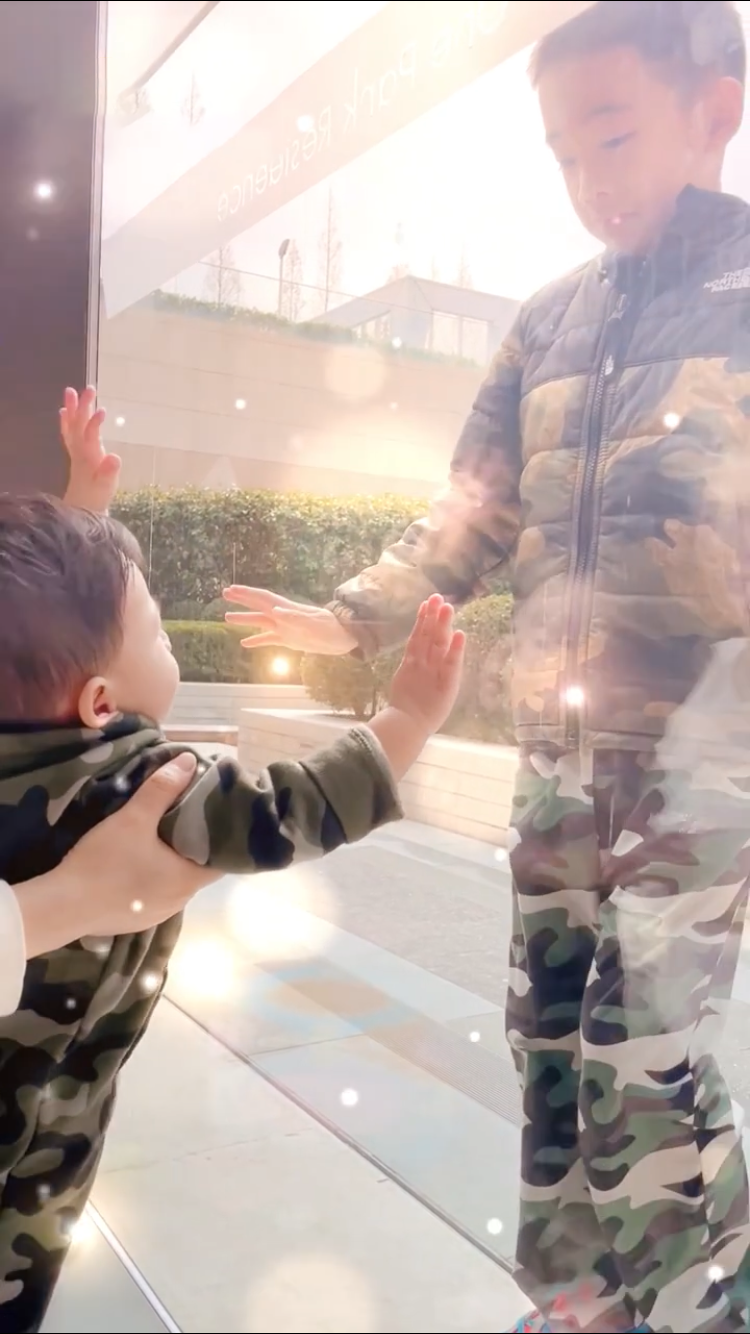 應采兒倆兒子上演“兄弟情深”戲碼，小小春帥氣，hoho可愛