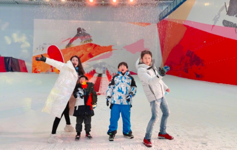 鄒市明兒子軒軒長大了！ 近照眉眼秀氣成帥哥，9歲雙腿粗壯不似爸