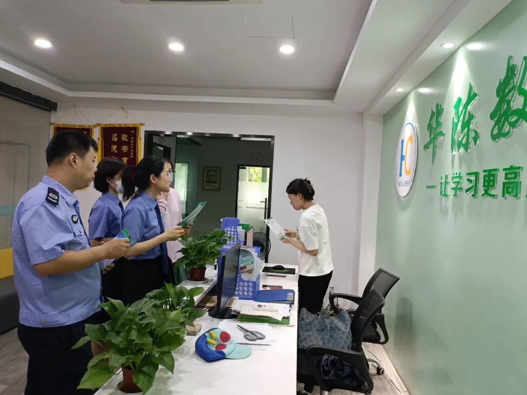 【芜未花开•护学季】净化校园周边环境，“未蓝”护学小队在行动