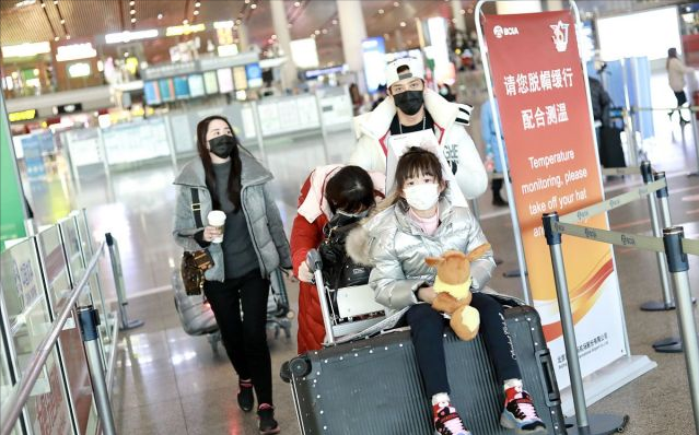 陳曉東一家四口罕走機場，老婆發福倆女兒似複製，還帶倆保姆伺候