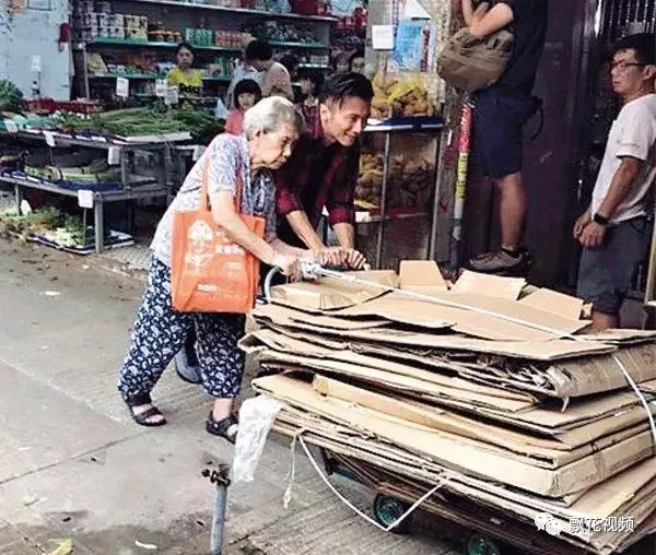 香港街头明星遍地走，陈慧琳买菜，陈奕迅赤膊上街，最服谢霆锋！