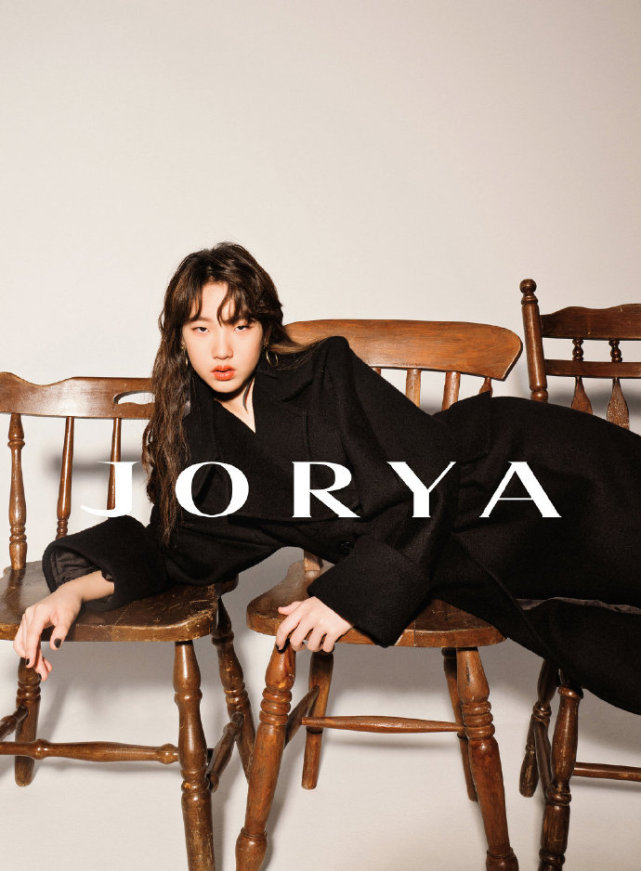 小S女儿再合体拍大片，许曦文搭肩妹妹罕露甜笑，高冷又甜美