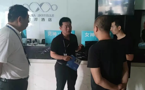 郑州一酒店哄抬房价被罚50万，举报人未收退款：先把别人的钱都退了