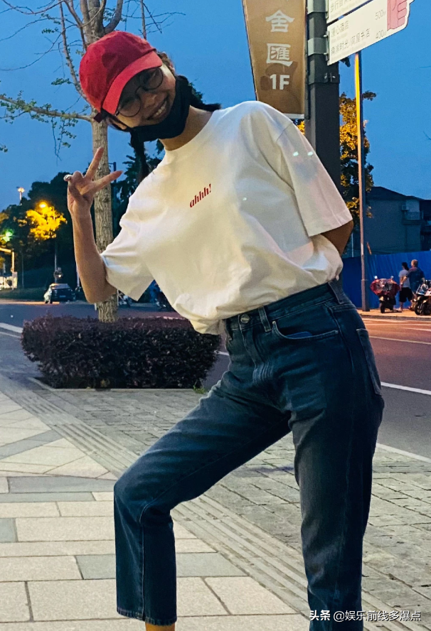 辛芷蕾的“下班照”火了，腿比电线杆还直，杨